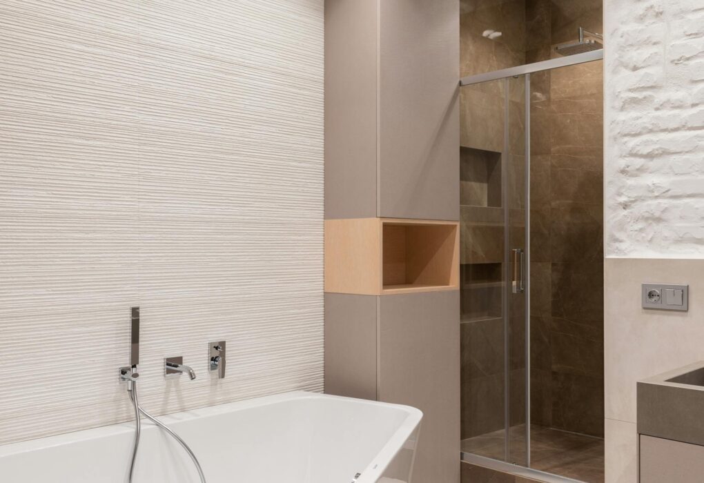 Namų interjeras su klinkerio plytelėmis netikėtose vietose