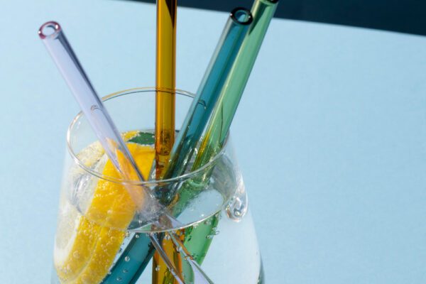 Akrilinis bongas ant stalo su dūmais šiltoje šviesoje