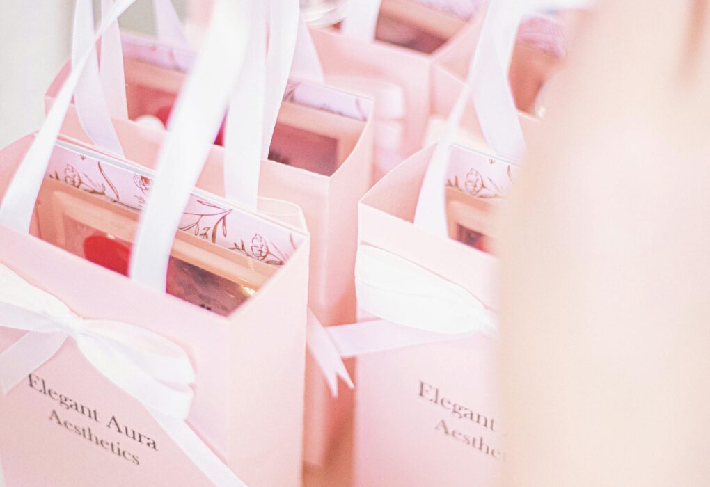 Estetiškas dovanų kuponas prabangiame voke ant šviesaus paviršiaus.