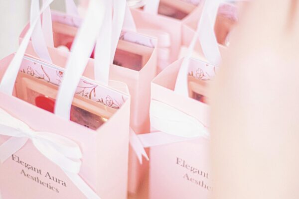 Estetiškas dovanų kuponas prabangiame voke ant šviesaus paviršiaus.