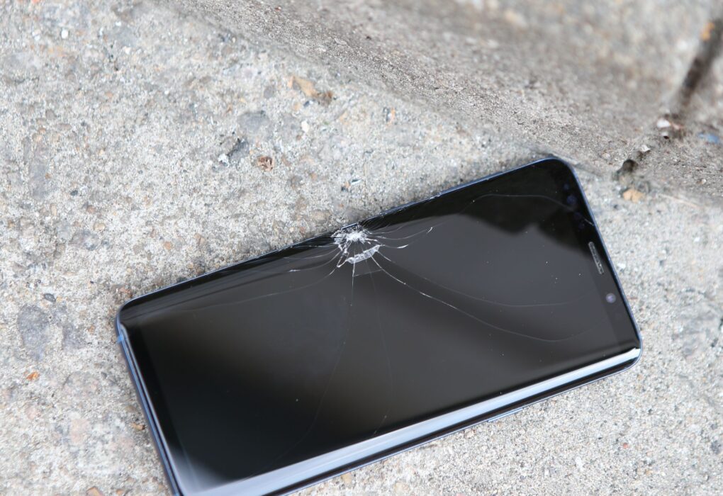 Technikas specializuotame servise keičia pažeistą išmaniojo telefono ekraną.