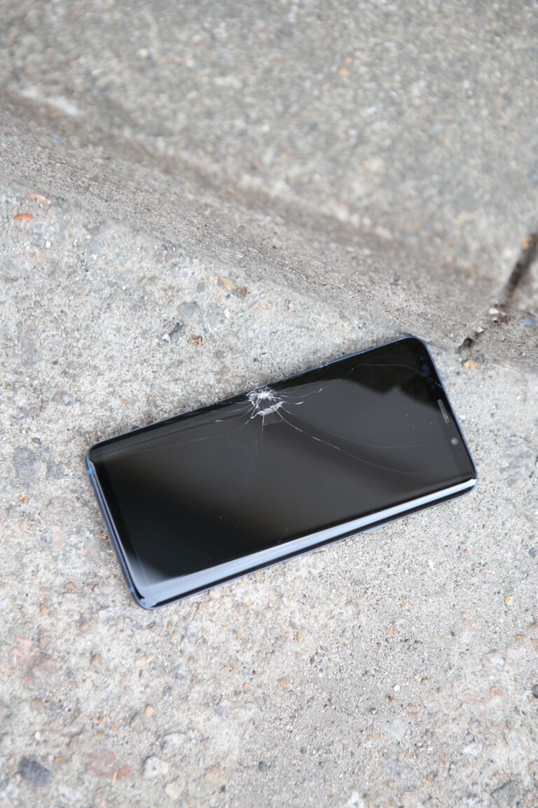 Technikas specializuotame servise keičia pažeistą išmaniojo telefono ekraną.