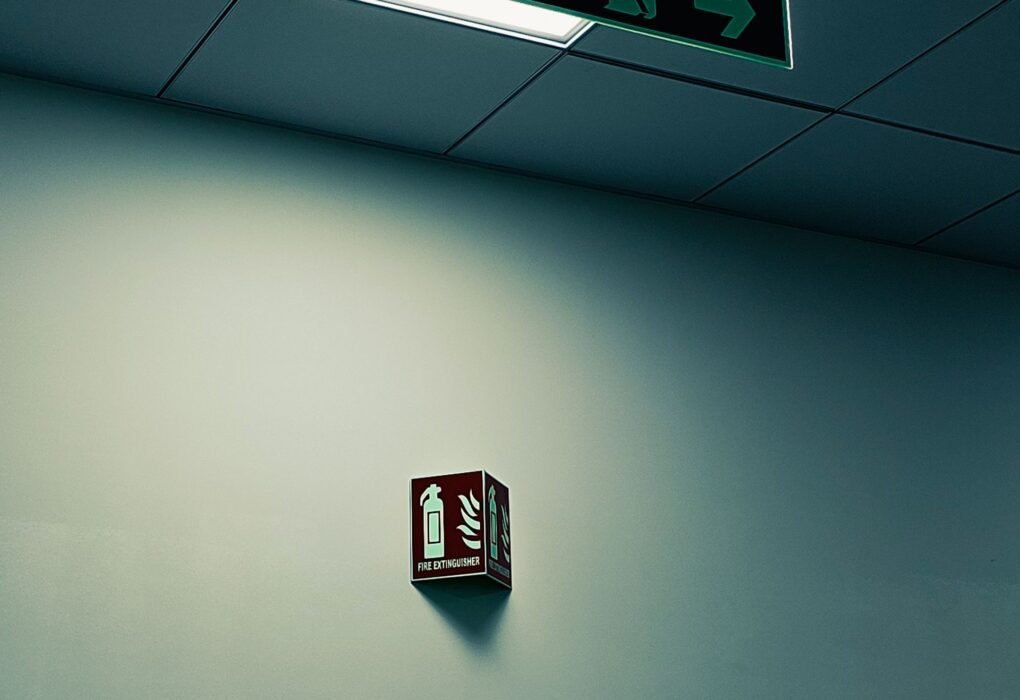 Modernus vaikų darželis su priešgaisrinės signalizacijos ir evakuacijos saugos sprendimais.