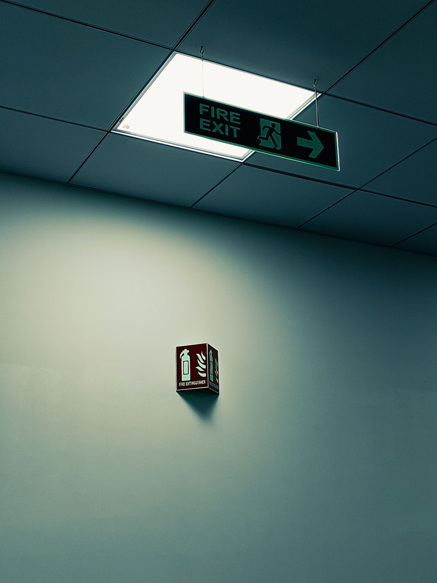 Modernus vaikų darželis su priešgaisrinės signalizacijos ir evakuacijos saugos sprendimais.